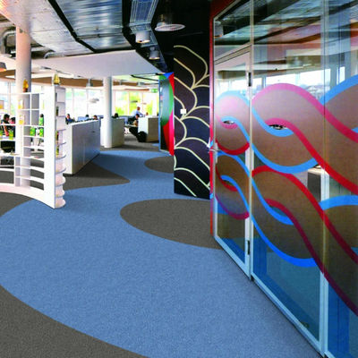 Soluzione per pavimenti per uffici con disegni puzzle e piastrelle di tappeto in nylon a bassa altezza di pila