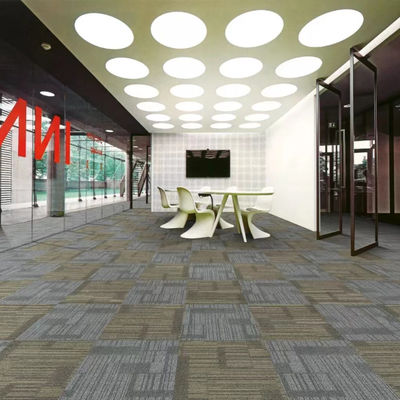 Commercial Office Modular PE Backing Carpet Tiles 50x50 con puzzle a modello quadrato