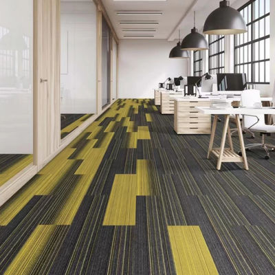 Fabbricazione OEM di piastrelle di tappeto di supporto in fibra di vetro in PVC lavabile per uffici commerciali modulari 50x50