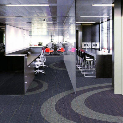 Piastrelle di tappeto in nylon quadrate in PE 50x50 per uffici commerciali in design modulare