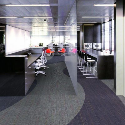 Piastrelle di tappeto in nylon quadrate in PE 50x50 per uffici commerciali in design modulare