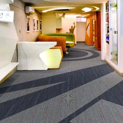 Piastrelle di tappeto in nylon quadrate in PE 50x50 per uffici commerciali in design modulare