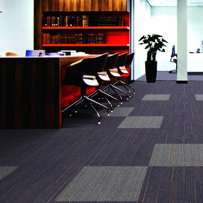 Piastrelle di tappeto in nylon quadrate in PE 50x50 per uffici commerciali in design modulare