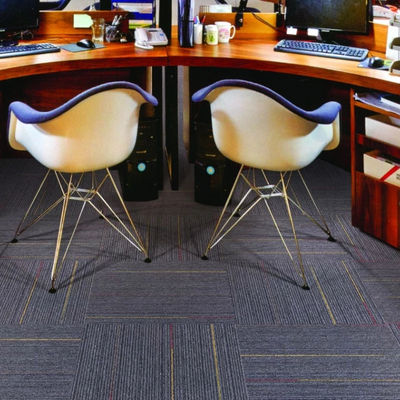 Piastrelle di tappeto in nylon quadrate in PE 50x50 per uffici commerciali in design modulare