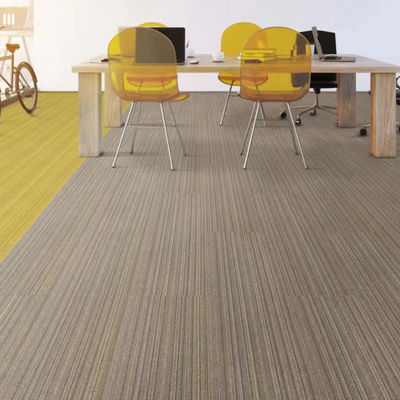 Moderne piastrelle per tappeti in nylon per uffici commerciali 3,5 mm Altezza di pila 550 g Peso tuffato